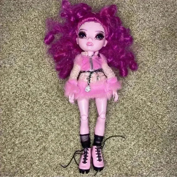 Shadow High Costume Ball Lola Wilde Doll - Picture 2 of 4